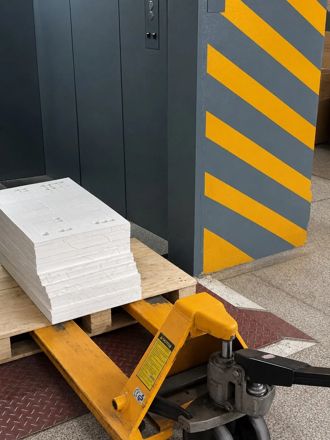 Die-cut sheets moved safely on a pallet lifter